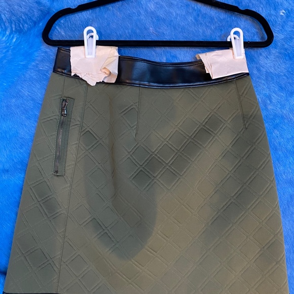 3.1 Phillip Lim Mini Skirt size 6 quilted scuba material & veganleather accents - Picture 4 of 5